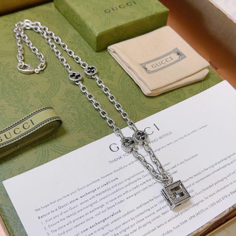 G*u*i necklaces